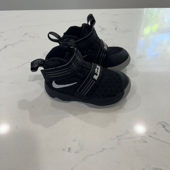 Nike Lebron Soldier IXTD Baby Gray Size 5C /11CM Basketball Trainers Velcro - Picture 6 of 10